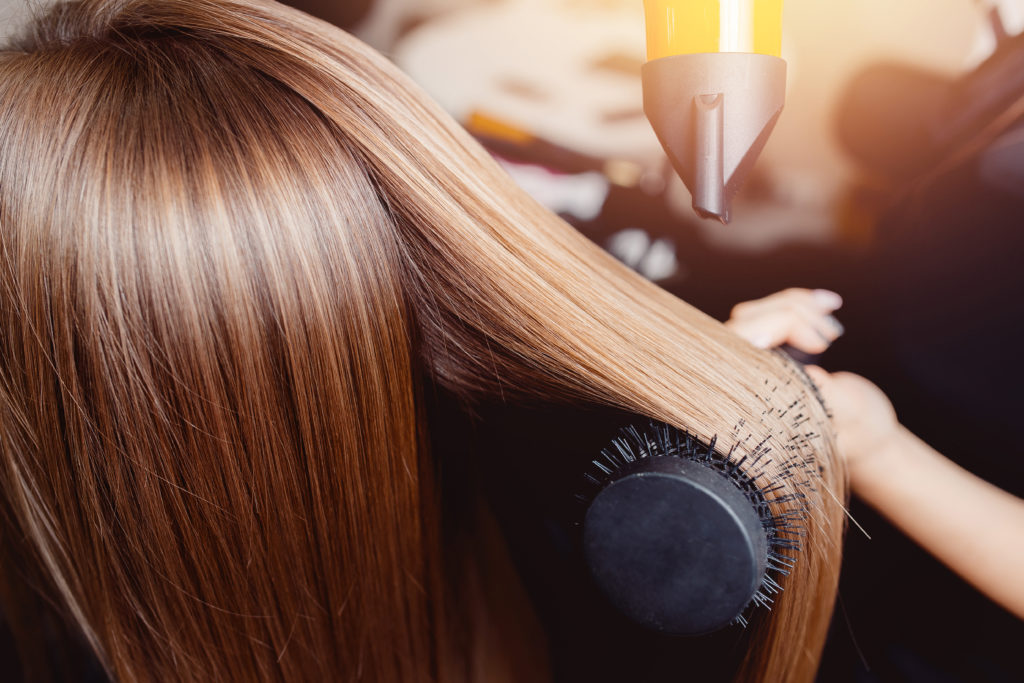 gros plan sur cheveux brushing